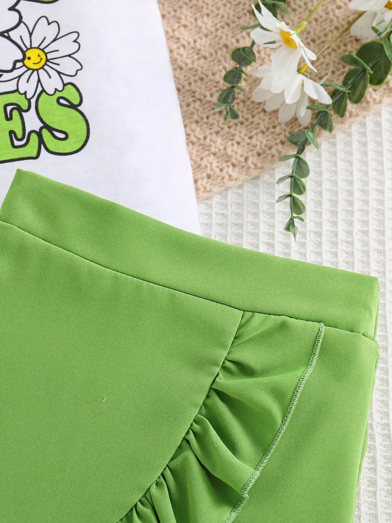 2-piece girls spring/summer fashion cute outdoor casual clothing white knit round neck Daisy print T-shirt + green pleated skirt Majesty Me